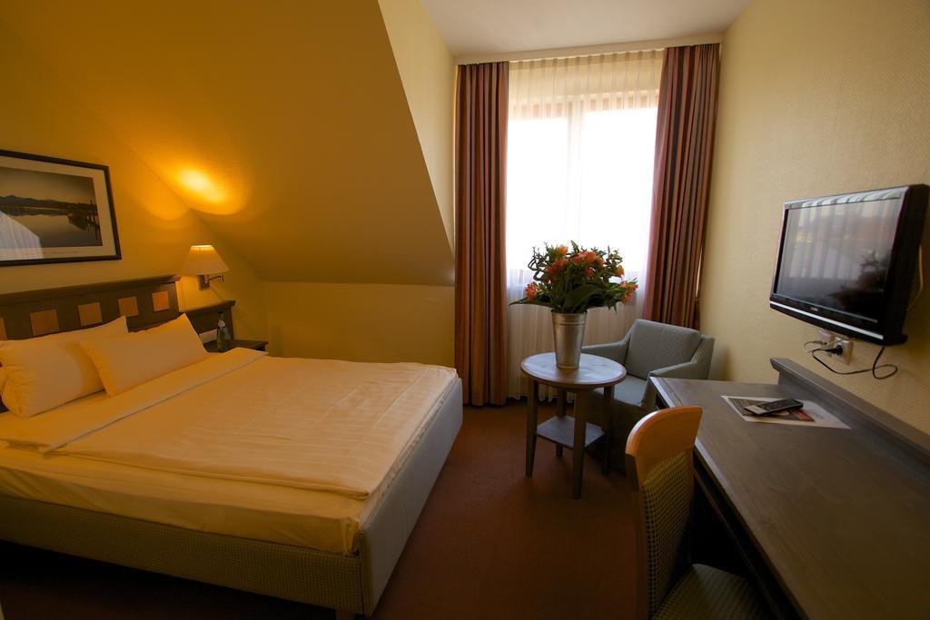 Hotel Zum Loewen เมอร์เฟลเดน-วาลล์ดอร์ฟ ภายนอก รูปภาพ