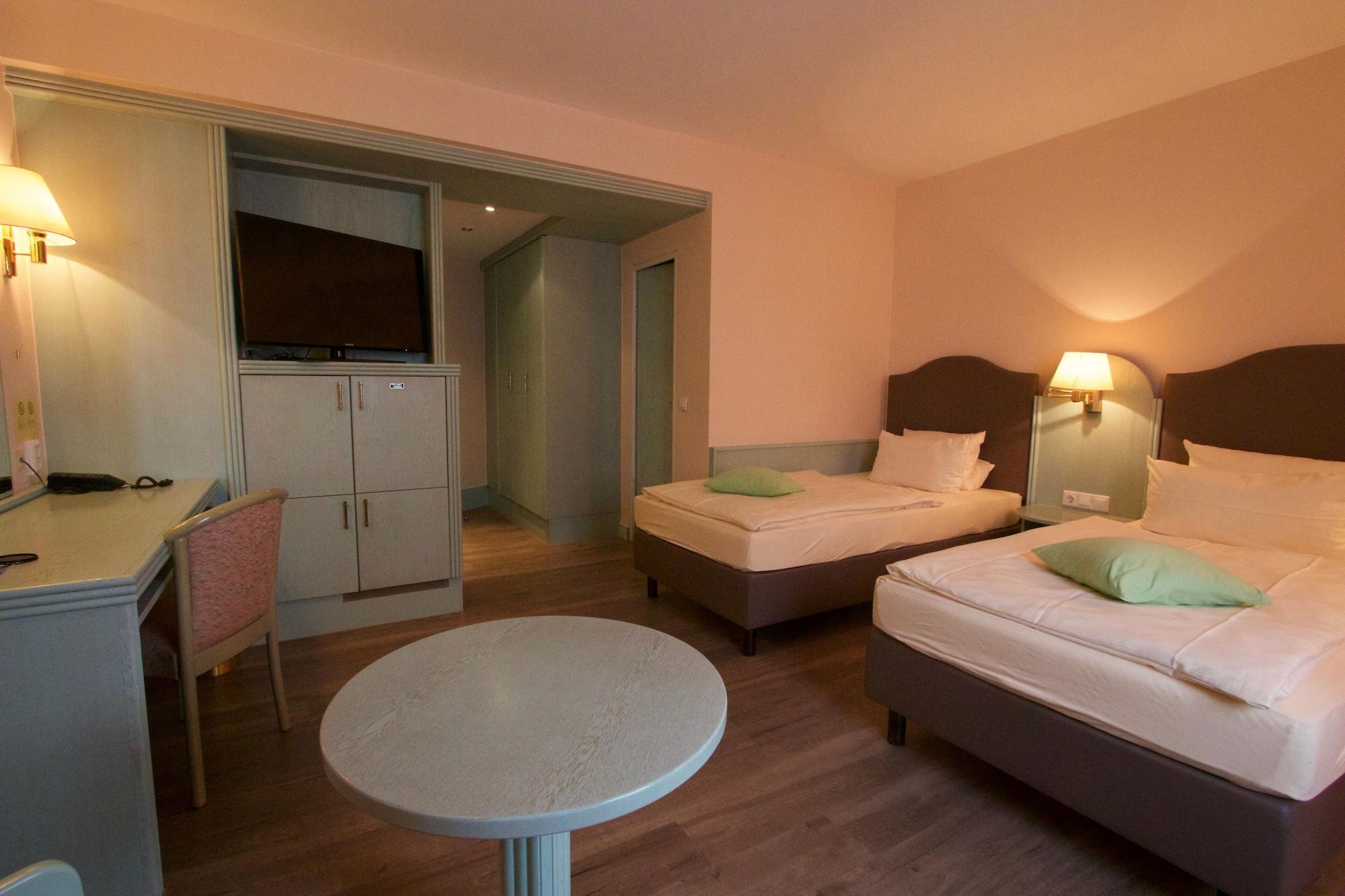 Hotel Zum Loewen เมอร์เฟลเดน-วาลล์ดอร์ฟ ภายนอก รูปภาพ