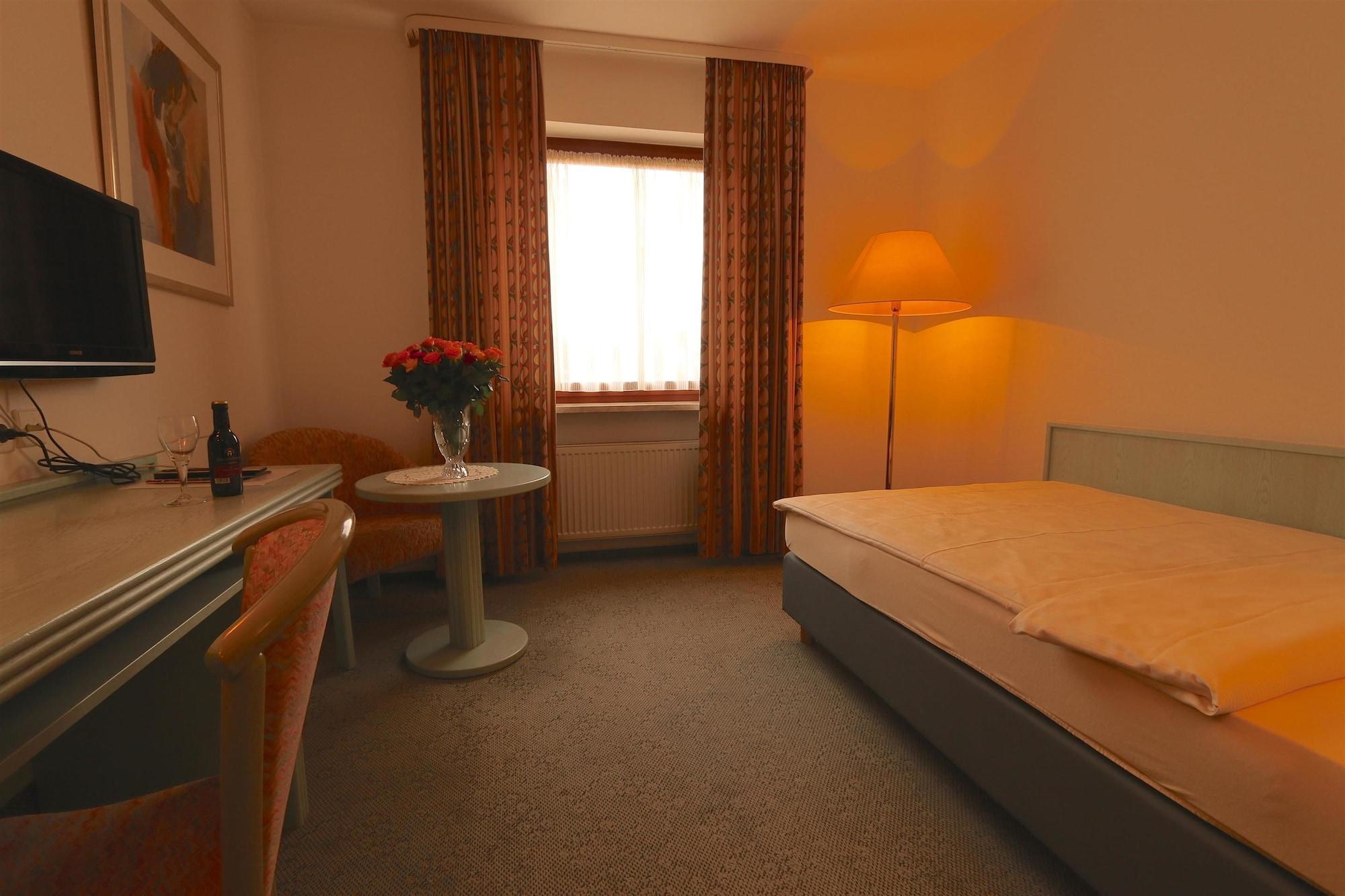 Hotel Zum Loewen เมอร์เฟลเดน-วาลล์ดอร์ฟ ภายนอก รูปภาพ