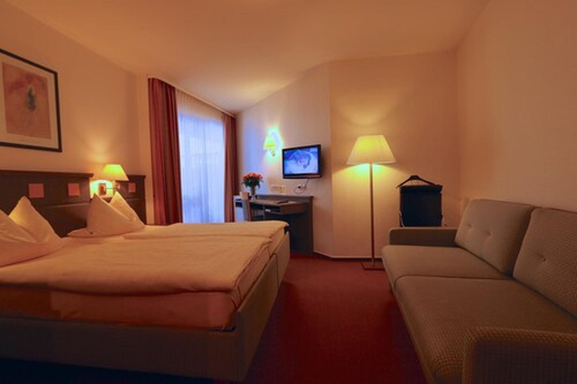 Hotel Zum Loewen เมอร์เฟลเดน-วาลล์ดอร์ฟ ภายนอก รูปภาพ