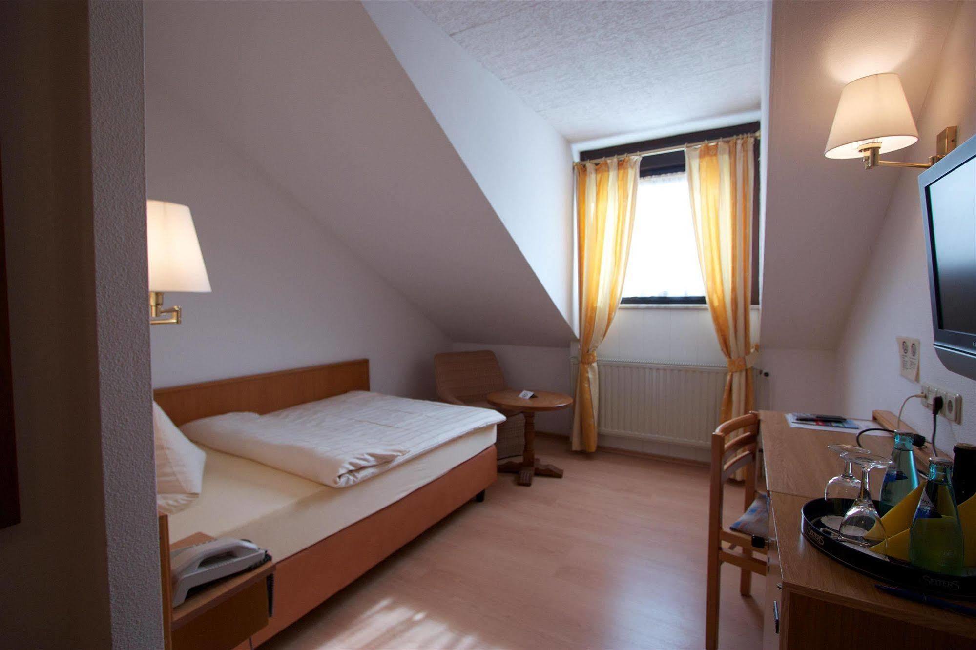 Hotel Zum Loewen เมอร์เฟลเดน-วาลล์ดอร์ฟ ภายนอก รูปภาพ