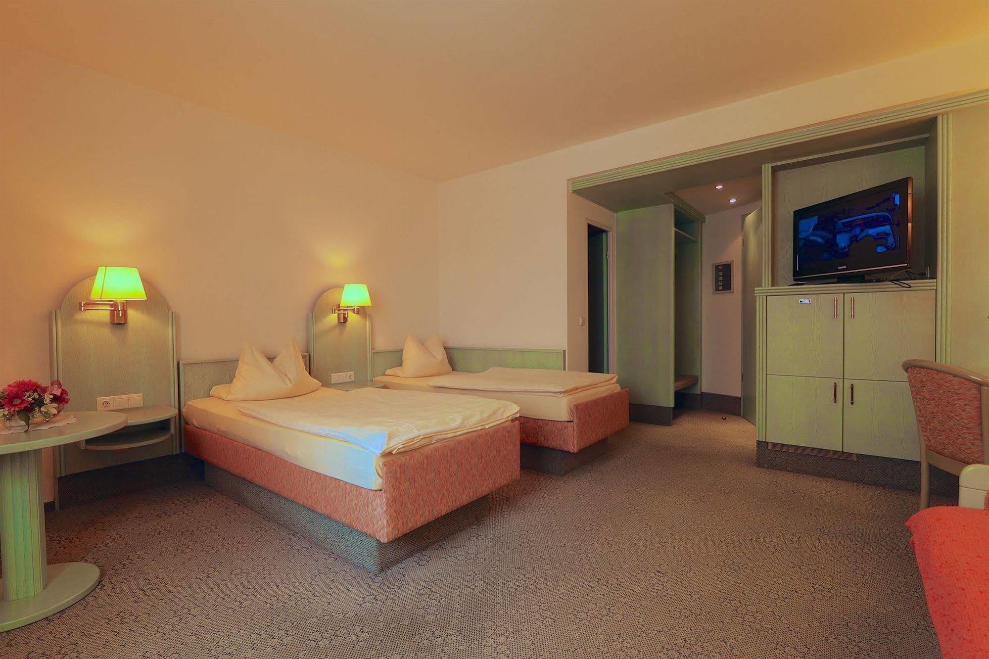 Hotel Zum Loewen เมอร์เฟลเดน-วาลล์ดอร์ฟ ภายนอก รูปภาพ